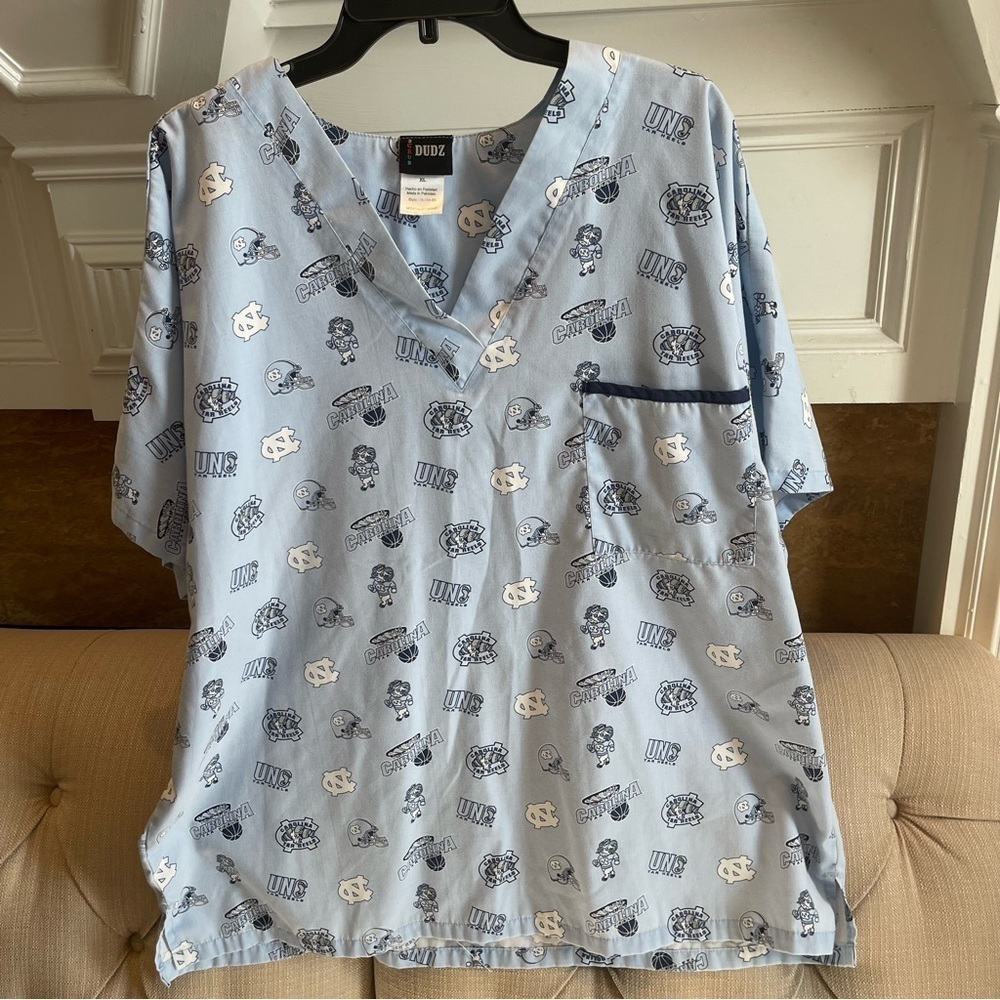 AI:  Scrub Dudz UNC TAR HEELS SCRUB TOP Men’s XL Blue